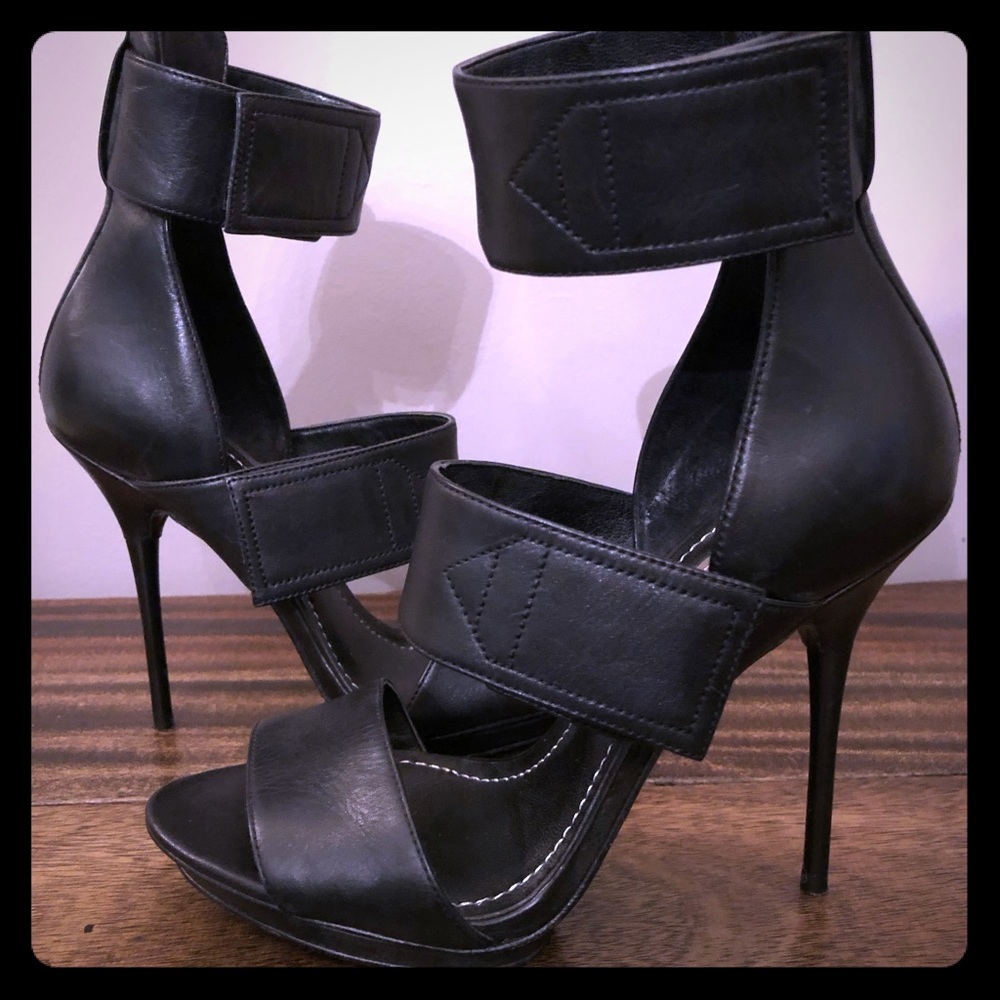 Report Signature black stilettos